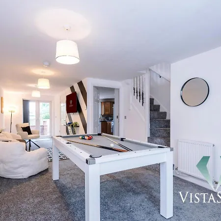 Large 5bdr House By Vista Short Lets & Serviced Salford With Pool Table, Ps4 & Private Parking