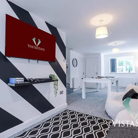 Large 5bdr House By Vista Short Lets & Serviced Salford With Pool Table, Ps4 & Private Parking *