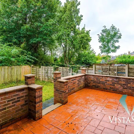 Large 5bdr House By Vista Short Lets & Serviced Salford With Pool Table, Ps4 & Private Parking