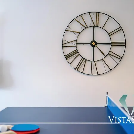 Large 5bdr House By Vista Short Lets & Serviced Salford With Pool Table, Ps4 & Private Parking