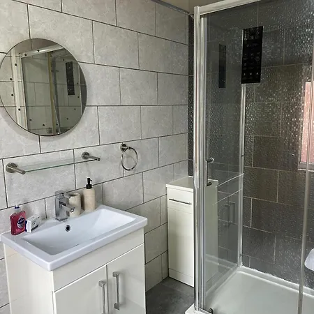Cozy House - With Host Onsite * Manchester