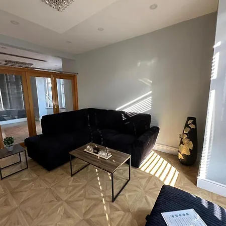 Cozy House - With Host Onsite Ferienhaus