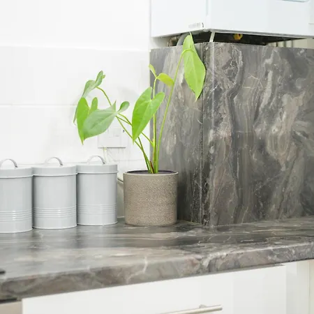 Silver Pines - 2br - King Bed - Sleeps 6 - Wi-fi - Free Parking Манчестер