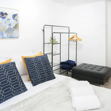 Silver Pines - 2br - King Bed - 6 Guests - Wi-fi - Free Parking * מנצ'סטר