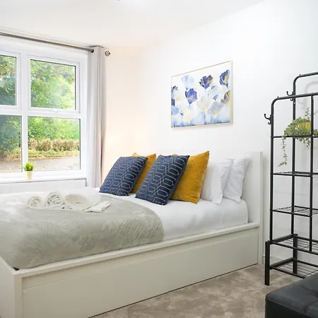 Апартаменты Silver Pines - 2br - King Bed - Sleeps 6 - Wi-fi - Free Parking