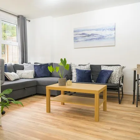 Апартаменты Silver Pines - 2br - King Bed - Sleeps 6 - Wi-fi - Free Parking *