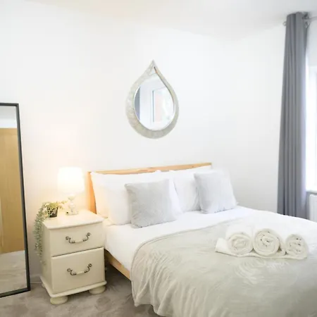 Silver Pines - 2br - King Bed - Sleeps 6 - Wi-fi - Free Parking Apartmán