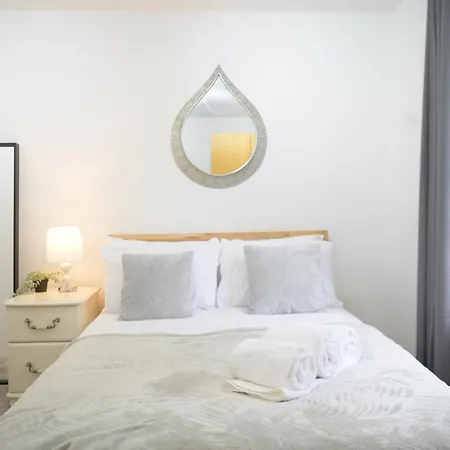 Silver Pines - 2br - King Bed - Sleeps 6 - Wi-fi - Free Parking マンチェスター