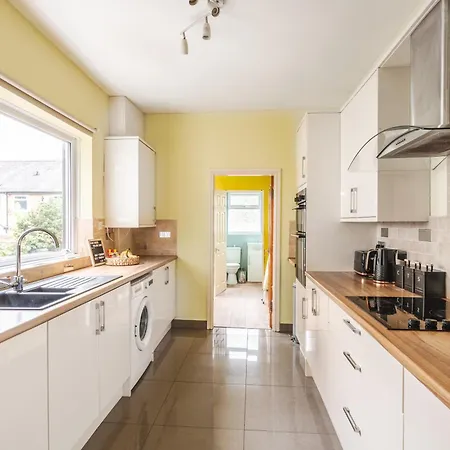 Vibrant & Spacious 3br House, Near & Salford Quays, Free Parking דירה מנצ'סטר