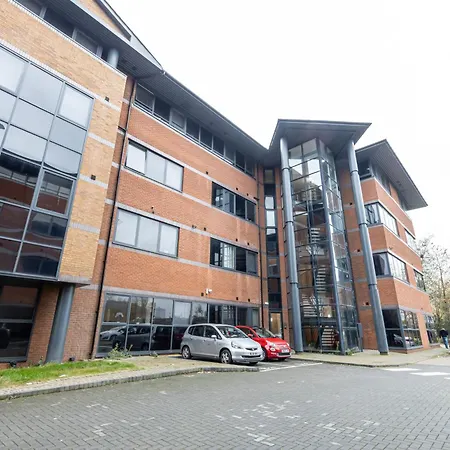 Welcoming One-bedroom Flat - Perfect For Extended In Salford By Av Hughes