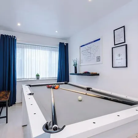 Sleeps 9, Games Room, Perfect For Groups, Driveway, Smart Tv, Available For Long Apartment