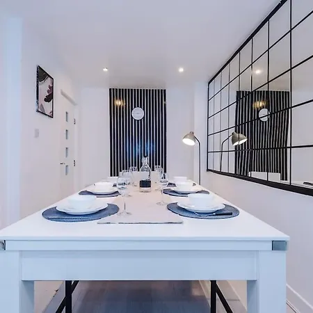 アパート Sleeps 7, Games Room, Perfect For Groups, Driveway, Smart Tv, Available For Long マンチェスター