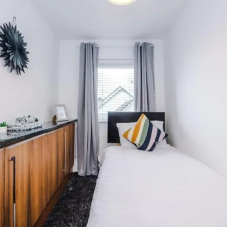 Sleeps 7, Games Room, Perfect For Groups, Driveway, Smart Tv, Available For Long Lägenhet *