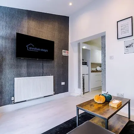 Apartment Sleeps 9, Games Room, Perfect For Groups, Driveway, Smart Tv, Available For Long *