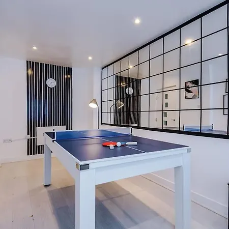 Apartment Sleeps 9, Games Room, Perfect For Groups, Driveway, Smart Tv, Available For Long *