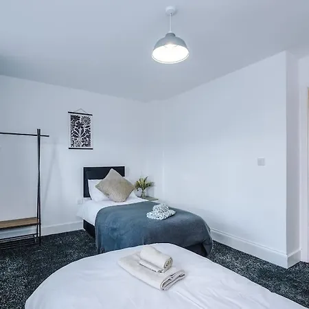 Apartment Sleeps 9, Games Room, Perfect For Groups, Driveway, Smart Tv, Available For Long Manchester