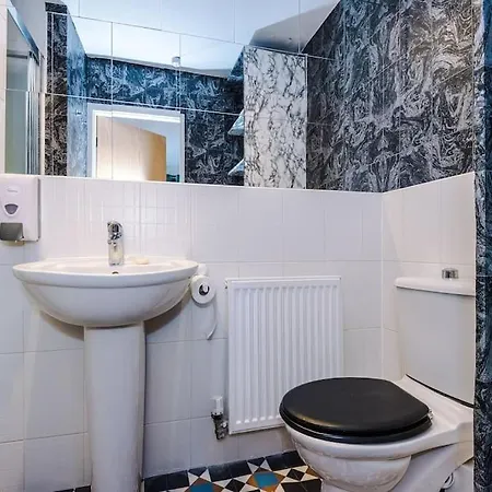 Sleeps 7, Games Room, Perfect For Groups, Driveway, Smart Tv, Available For Long Manchester