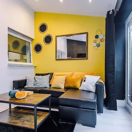 Apartment Sleeps 9, Games Room, Perfect For Groups, Driveway, Smart Tv, Available For Long Manchester