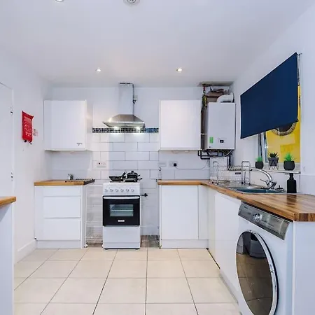 Apartment Sleeps 9, Games Room, Perfect For Groups, Driveway, Smart Tv, Available For Long Manchester