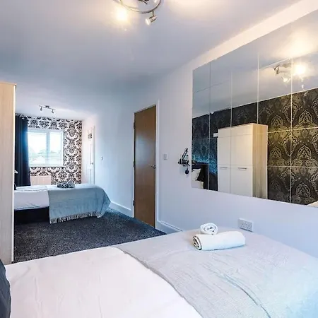 Sleeps 7, Games Room, Perfect For Groups, Driveway, Smart Tv, Available For Long Manchester