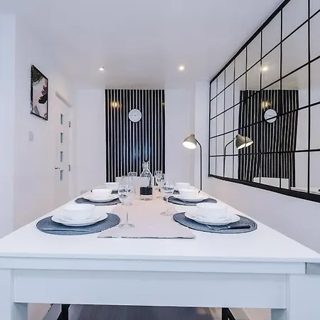 Sleeps 7, Games Room, Perfect For Groups, Driveway, Smart Tv, Available For Long Lägenhet