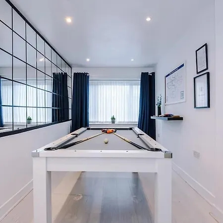 Apartment Sleeps 9, Games Room, Perfect For Groups, Driveway, Smart Tv, Available For Long