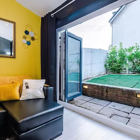 Sleeps 7, Games Room, Perfect For Groups, Driveway, Smart Tv, Available For Long Lägenhet