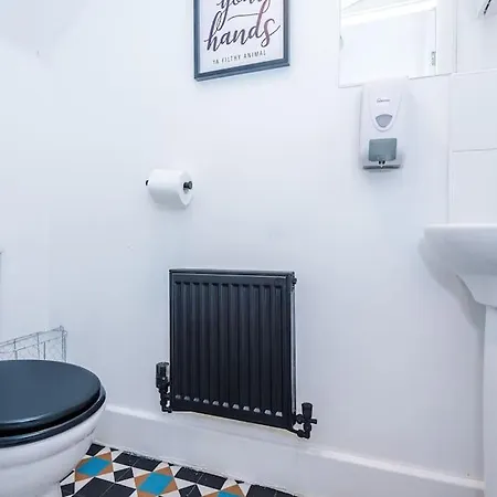 Sleeps 7, Games Room, Perfect For Groups, Driveway, Smart Tv, Available For Long * Manchester