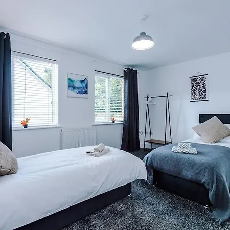 Sleeps 7, Games Room, Perfect For Groups, Driveway, Smart Tv, Available For Long