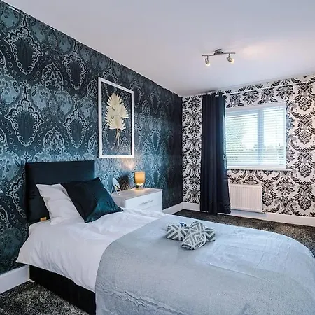 Sleeps 7, Games Room, Perfect For Groups, Driveway, Smart Tv, Available For Long Lägenhet