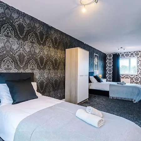 Sleeps 7, Games Room, Perfect For Groups, Driveway, Smart Tv, Available For Long Lägenhet Manchester