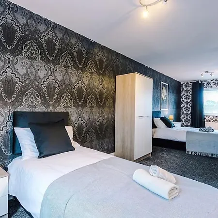 Apartment Sleeps 9, Games Room, Perfect For Groups, Driveway, Smart Tv, Available For Long Manchester