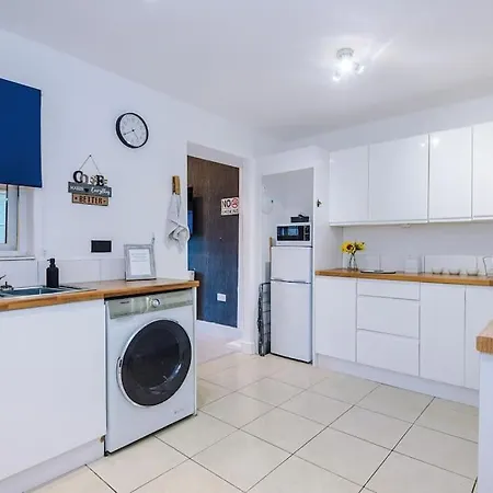 Sleeps 7, Games Room, Perfect For Groups, Driveway, Smart Tv, Available For Long Manchester