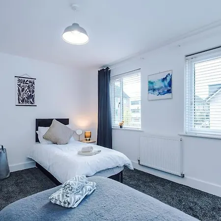 Sleeps 9, Games Room, Perfect For Groups, Driveway, Smart Tv, Available For Long Apartment *