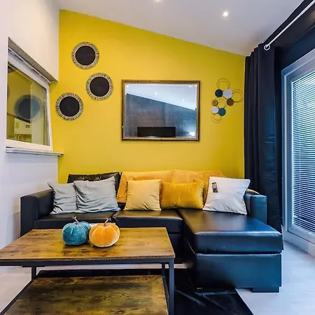 Sleeps 9, Games Room, Perfect For Groups, Driveway, Smart Tv, Available For Long *