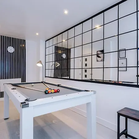 Sleeps 7, Games Room, Perfect For Groups, Driveway, Smart Tv, Available For Long Lägenhet