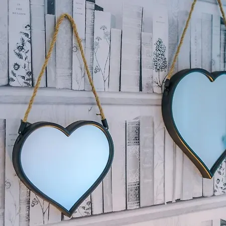 Sleeps 7, Games Room, Perfect For Groups, Driveway, Smart Tv, Available For Long Lägenhet *