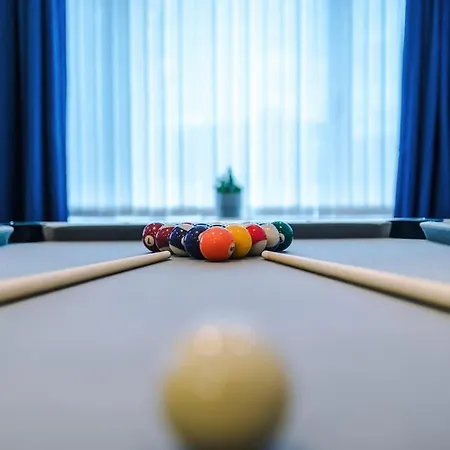 Apartment Sleeps 9, Games Room, Perfect For Groups, Driveway, Smart Tv, Available For Long *