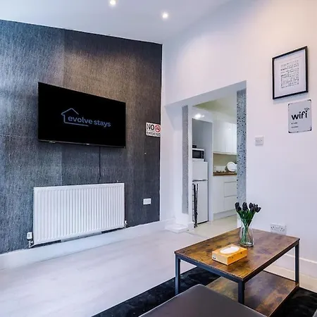 Apartment Sleeps 9, Games Room, Perfect For Groups, Driveway, Smart Tv, Available For Long Manchester