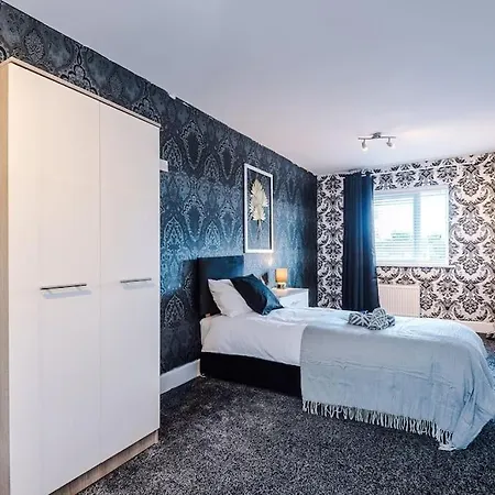 Sleeps 9, Games Room, Perfect For Groups, Driveway, Smart Tv, Available For Long