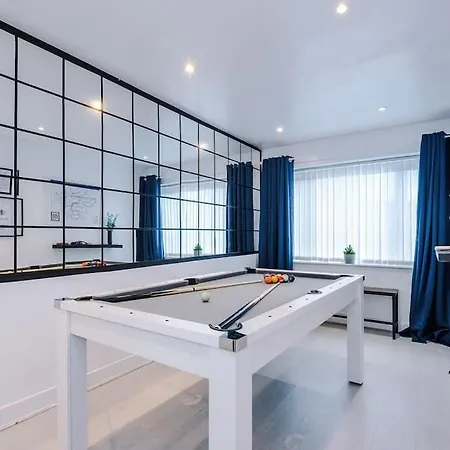 Apartment Sleeps 9, Games Room, Perfect For Groups, Driveway, Smart Tv, Available For Long Manchester