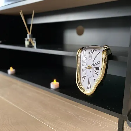 דירה Luxurious, High-end 2-bedroom With Balcony