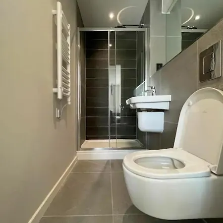 דירה Luxurious, High-end 2-bedroom With Balcony *