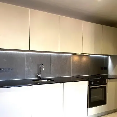 Luxurious, High-end 2-bedroom With Balcony