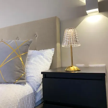 Lägenhet Luxurious, High-end 2-bedroom With Balcony
