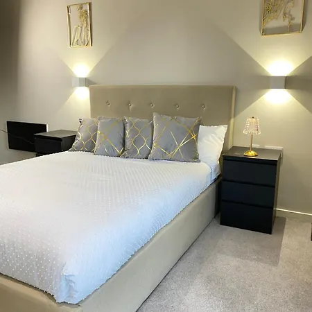 Luxurious, High-end 2-bedroom With Balcony Lägenhet