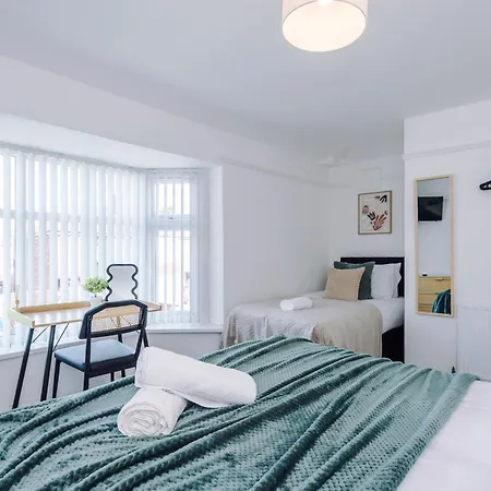 Holiday home New! Spacious 3-bed In By 53 Degrees Property, Ideal For Business & Long Term, Free Parking! *