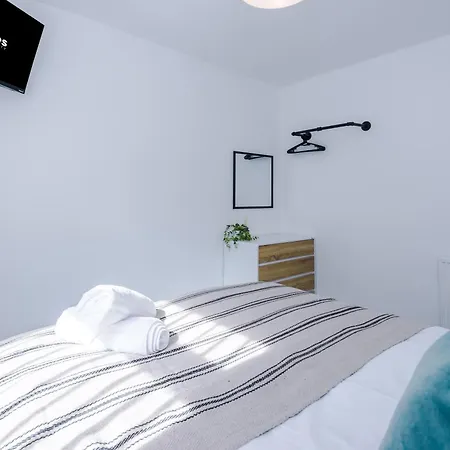Dom wakacyjny New! Spacious 3-bed In By 53 Degrees Property, Ideal For Business & Long Term, Free Parking!