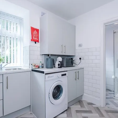 New! Spacious 3-bed In By 53 Degrees Property, Ideal For Business & Long Term, Free Parking! Manchester