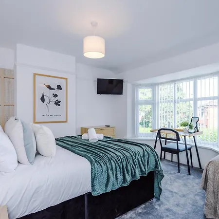 New! Spacious 3-bed In By 53 Degrees Property, Ideal For Business & Long Term, Free Parking! Holiday home